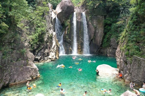 正规股票配资门户网站 融水嵘溪瀑布暑期旅游火爆 游客尽享清凉